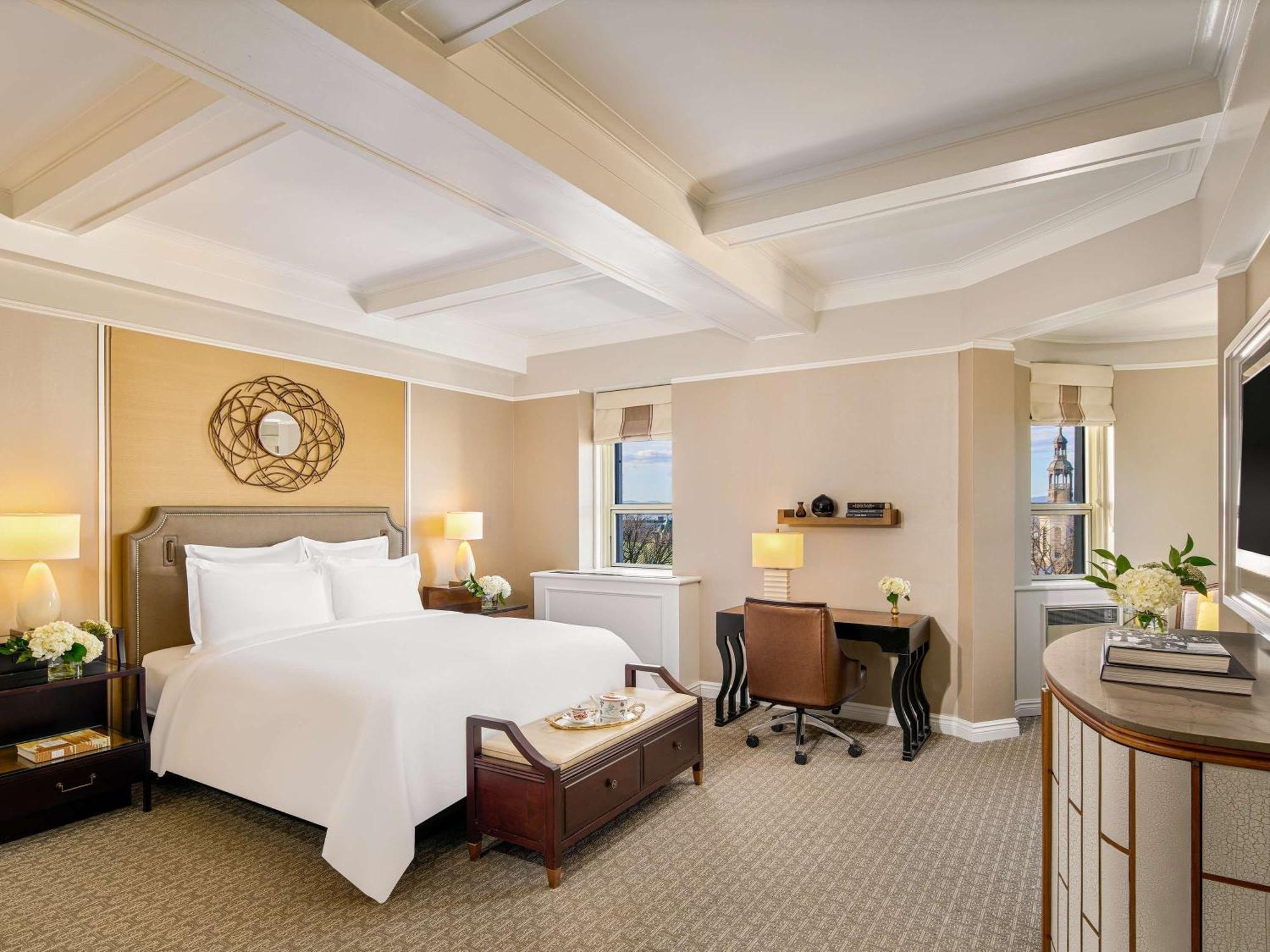 Fairmont Le Chateau Frontenac Квебек Екстериор снимка A bedroom at The Waldorf Astoria New York
