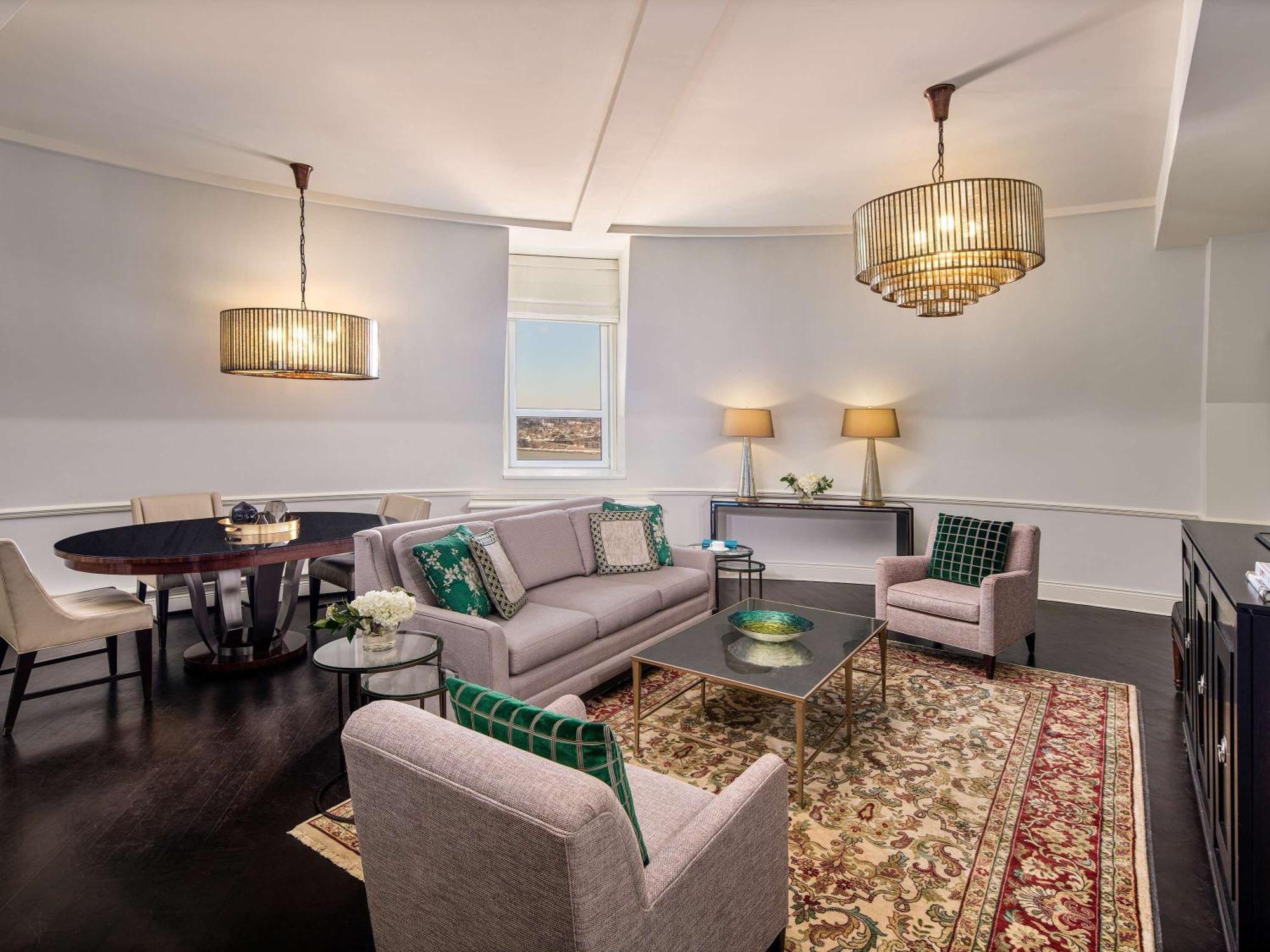 Fairmont Le Chateau Frontenac Квебек Екстериор снимка The living room of a suite at the hotel