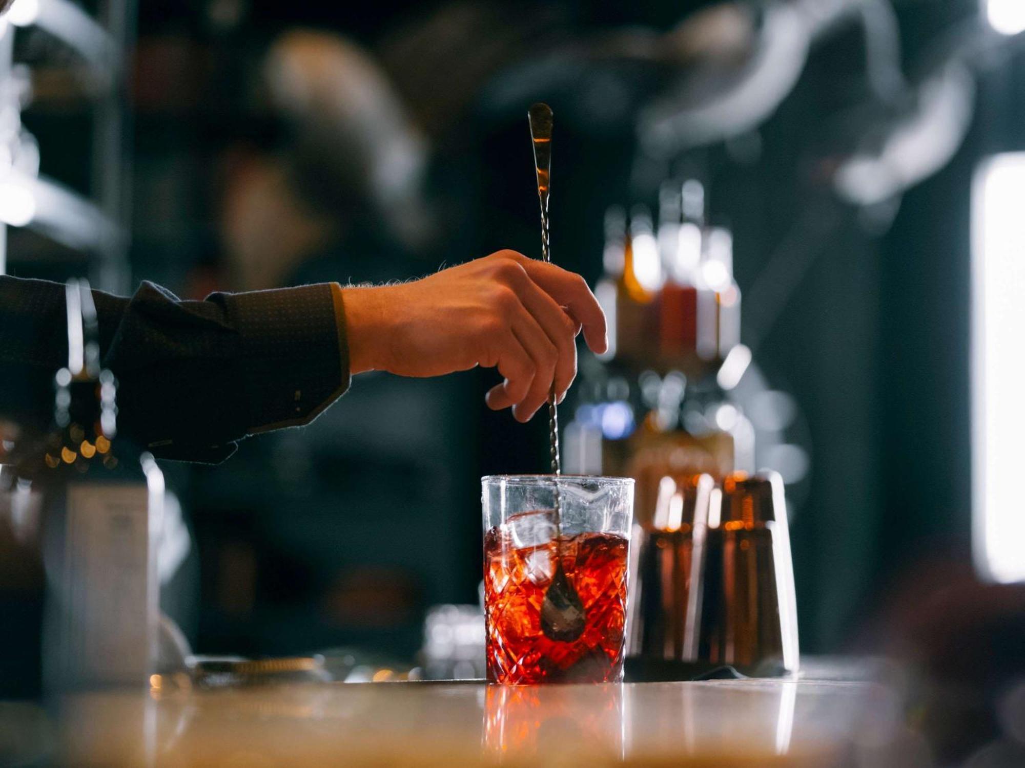 Fairmont Le Chateau Frontenac Квебек Екстериор снимка A bartender stirring a Negroni