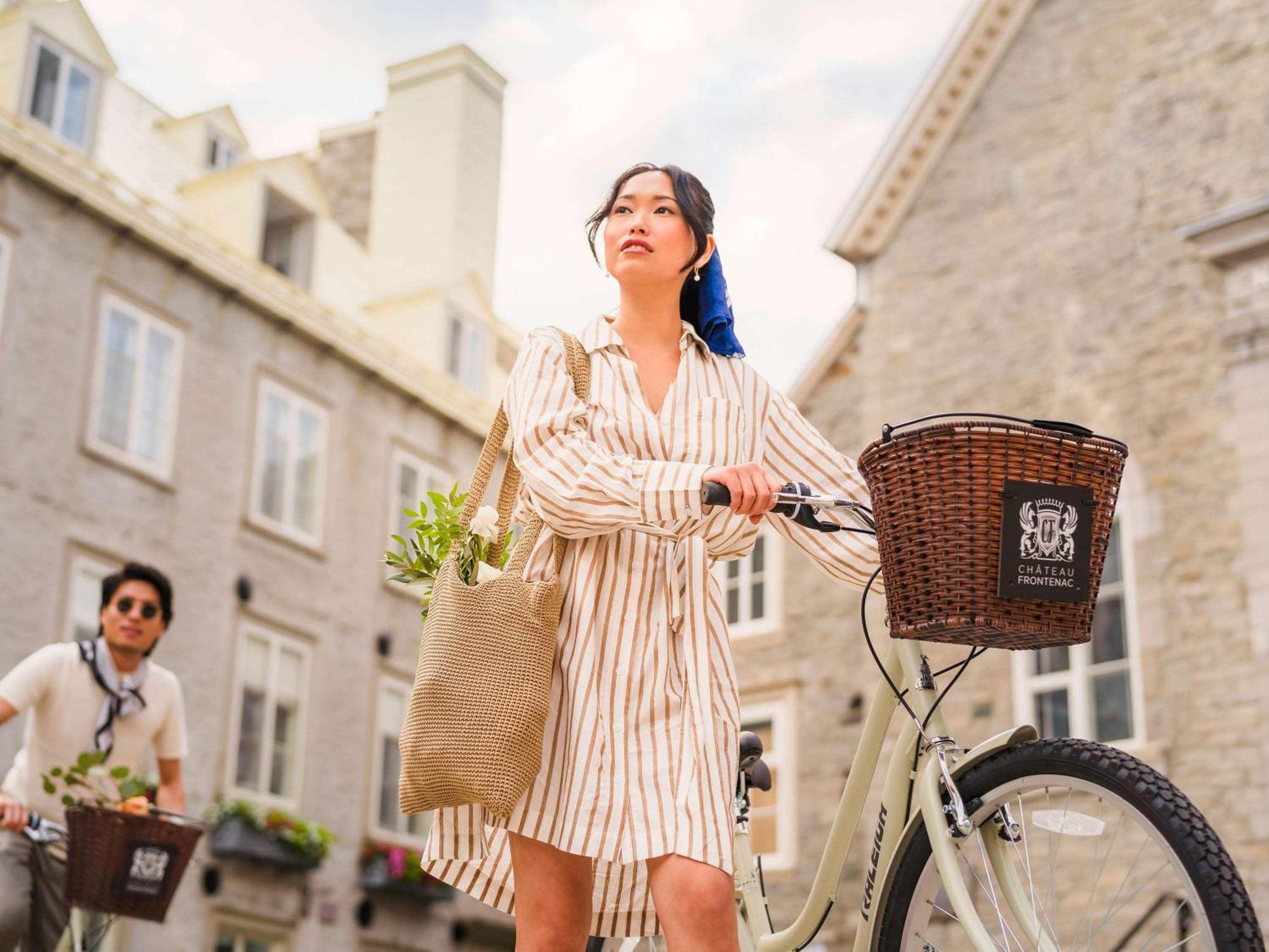 Fairmont Le Chateau Frontenac Квебек Екстериор снимка A woman with a bicycle in Montreal