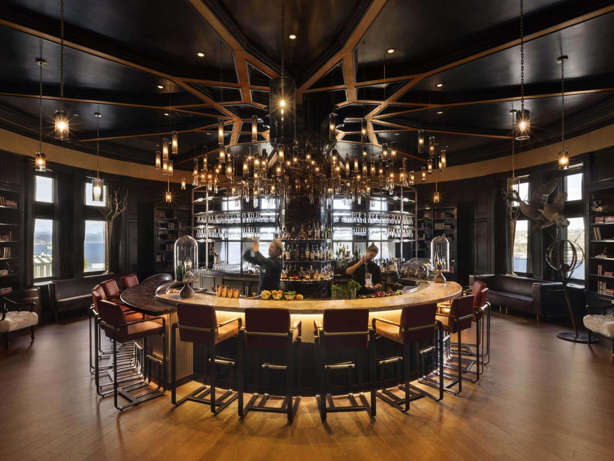 Fairmont Le Chateau Frontenac Квебек Екстериор снимка The bar at the restaurant