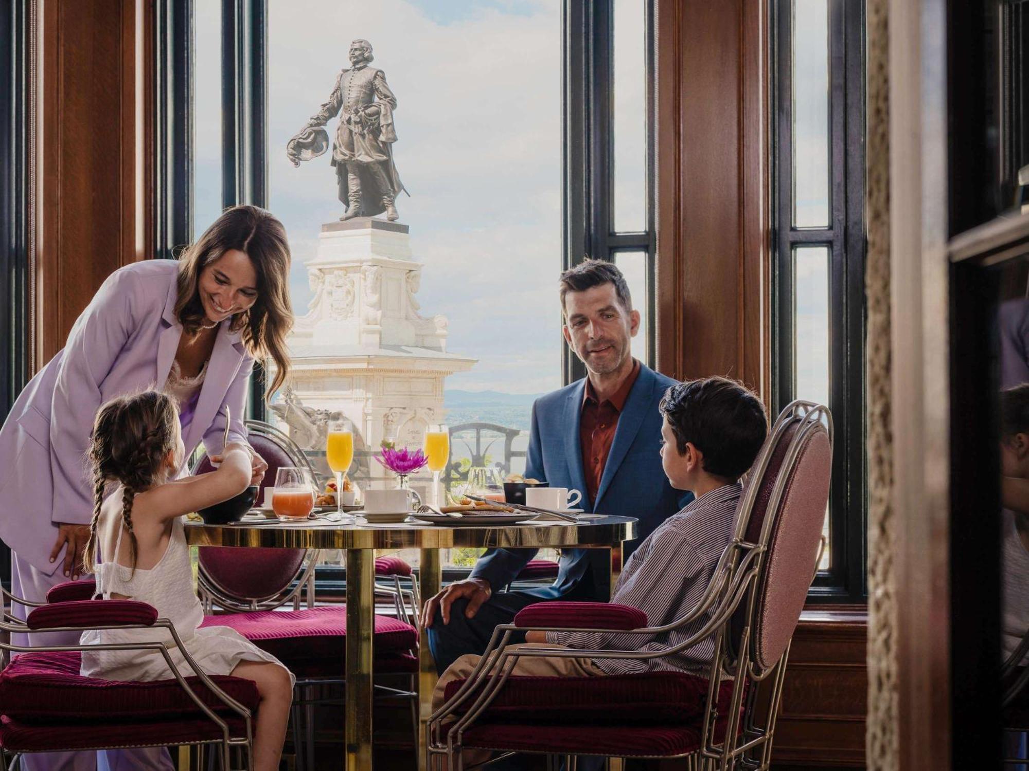 Fairmont Le Chateau Frontenac Квебек Екстериор снимка Family dining at the hotel