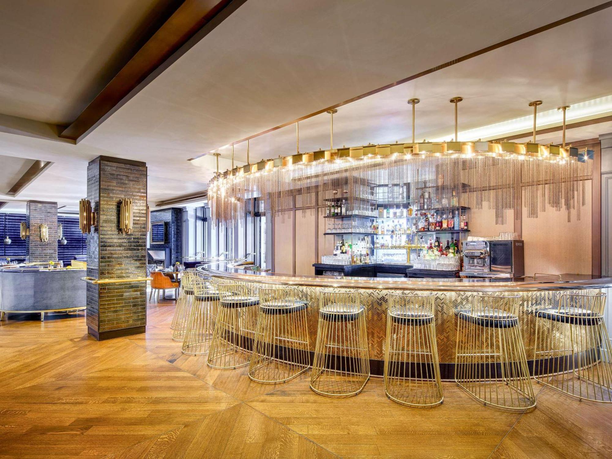 Fairmont Le Chateau Frontenac Квебек Екстериор снимка The bar at the restaurant