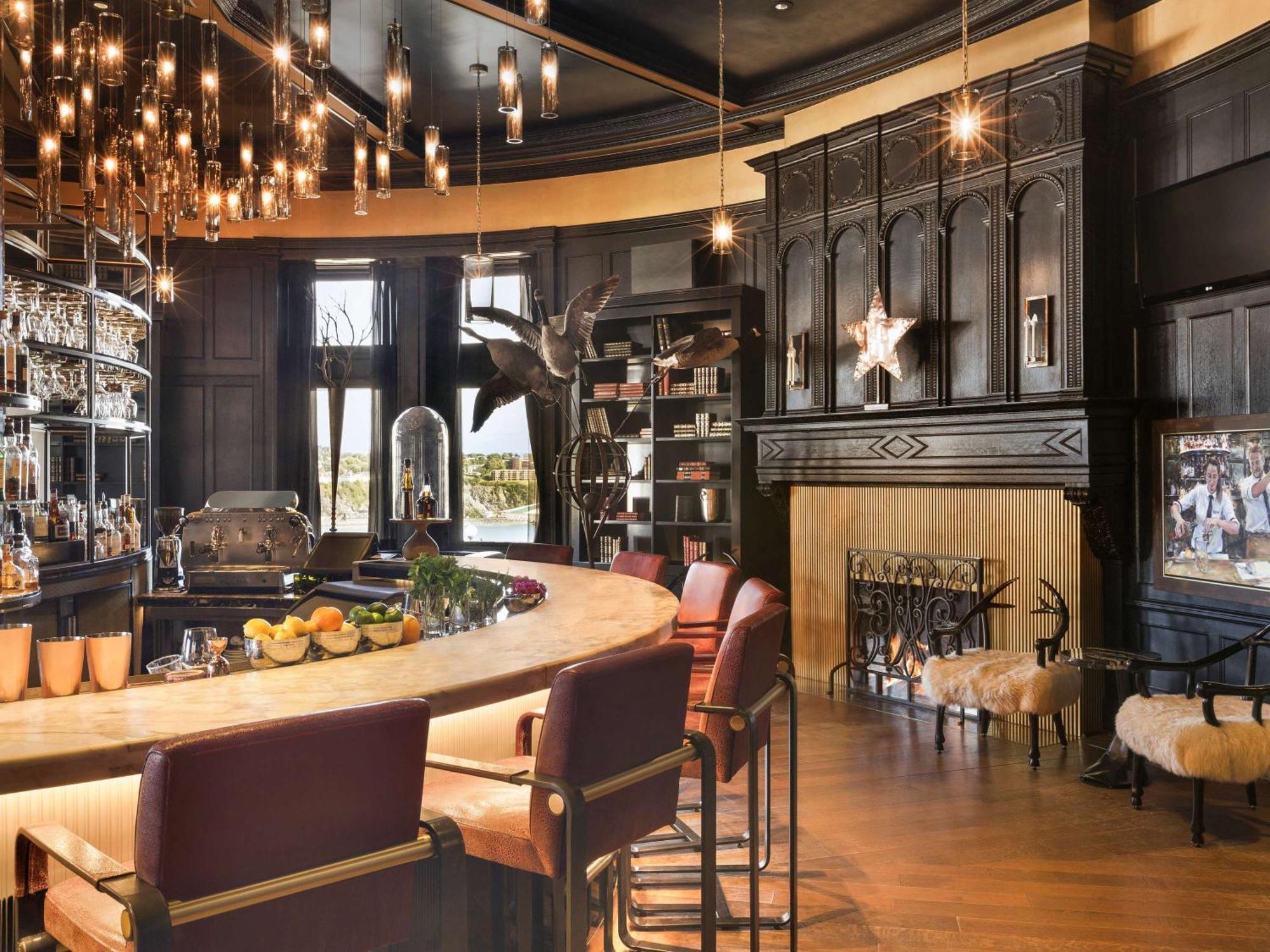 Fairmont Le Chateau Frontenac Квебек Екстериор снимка The bar at the Ritz-Carlton, Laguna Niguel