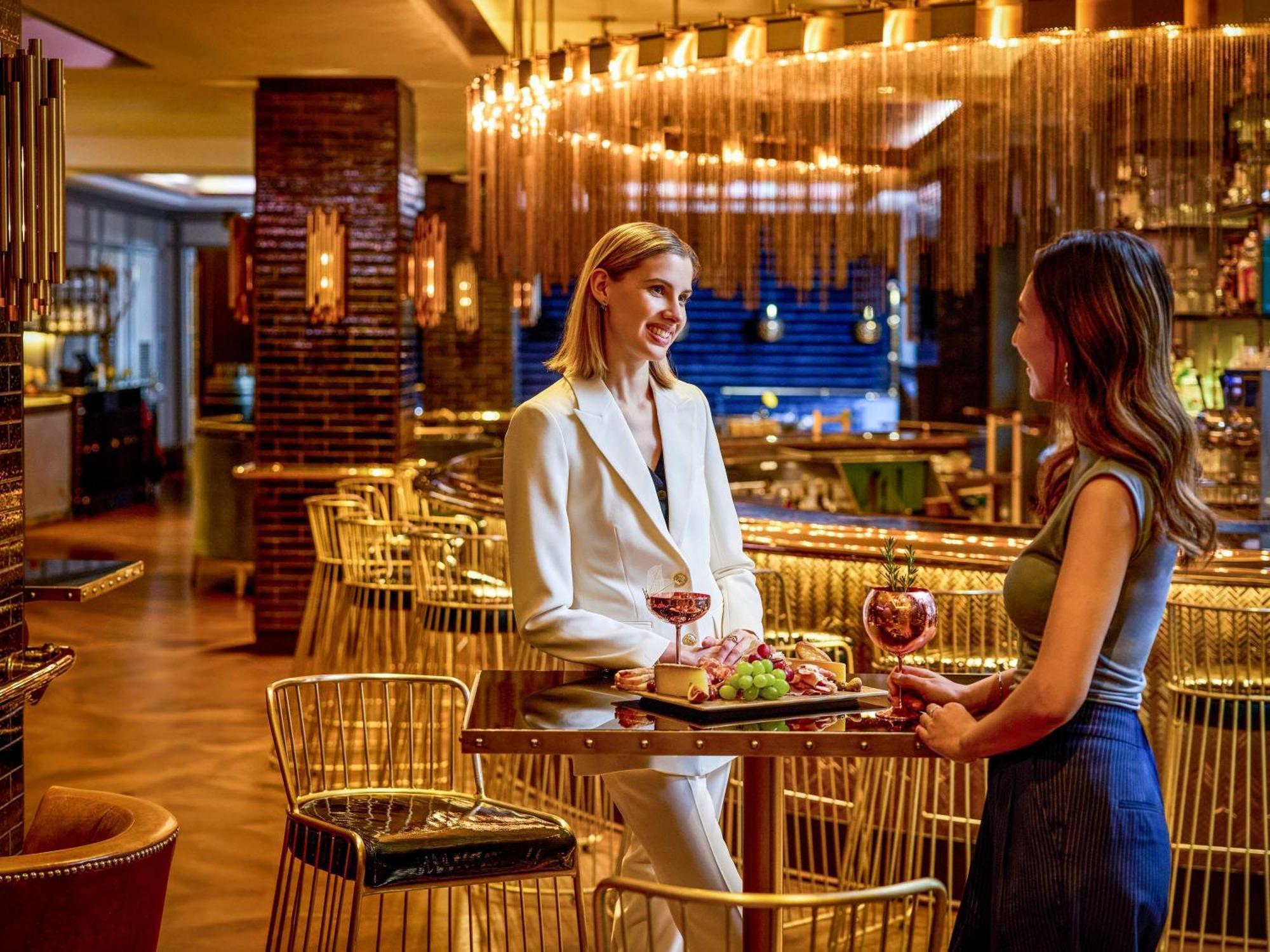 Fairmont Le Chateau Frontenac Квебек Екстериор снимка The Bar